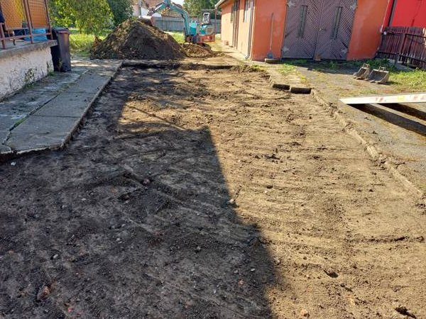 Alapozási munkagödör kiásása, kisgéppel