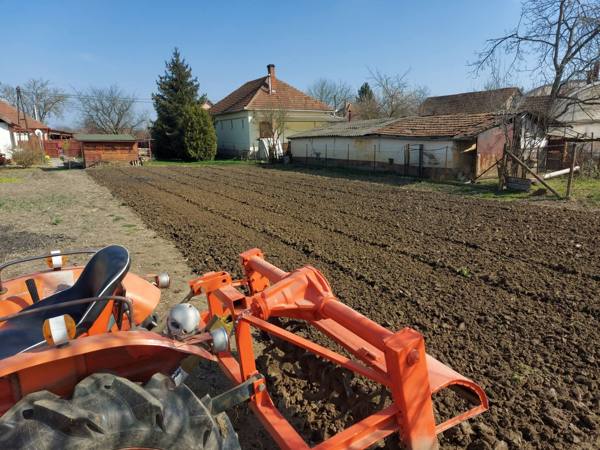 Frissen szántott kiskert traktorral